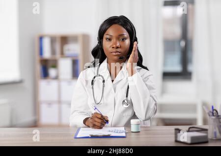 afroamerikanischer Arzt mit Headset im Krankenhaus Stockfoto