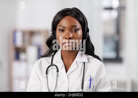 afroamerikanischer Arzt mit Headset im Krankenhaus Stockfoto