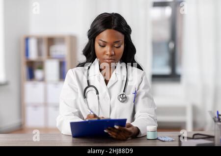 afroamerikanischer Arzt mit Zwischenablage im Krankenhaus Stockfoto