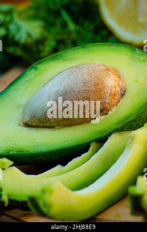 Scheiben frischer Avocado auf einem Schneidebrett Stockfoto