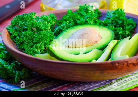 Scheiben frischer Avocado auf einem Schneidebrett Stockfoto