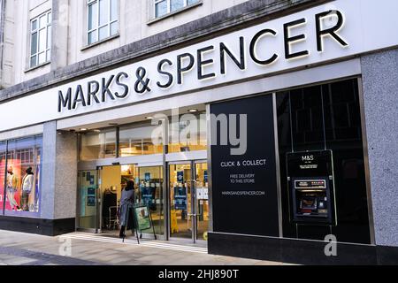 Marks und Spencer Schaufenster mit Markenlogo. Swansea, Wales, Vereinigtes Königreich - 16. Januar 2022 Stockfoto