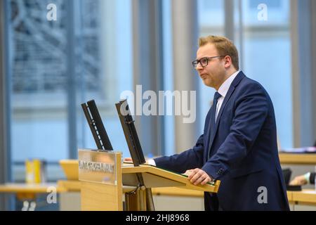 Magdeburg, Deutschland. 27th Januar 2022. Konstantin Pott (FDP), spricht im Plenarsaal des landtags von Sachsen-Anhalt vor den Abgeordneten. Die Sitzung des landtags Sachsen-Anhalt umfasste Debatten über soziale Gerechtigkeit gegen Energiepreiserwerbe und die psychische Gesundheit junger Erwachsener in der Pandemie. Quelle: Klaus-Dietmar Gabbert/DPA-Zentralbild/dpa/Alamy Live News Stockfoto