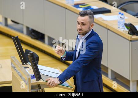 Magdeburg, Deutschland. 27th Januar 2022. Ulrich Siegmund (AfD), spricht im Plenarsaal des landtags von Sachsen-Anhalt an die Abgeordneten. Die Sitzung des landtags Sachsen-Anhalt umfasste Debatten über soziale Gerechtigkeit gegen Energiepreisexplosionen und die psychische Gesundheit junger Erwachsener in der Pandemie. Quelle: Klaus-Dietmar Gabbert/DPA-Zentralbild/dpa/Alamy Live News Stockfoto