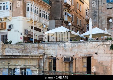 Valletta, Malta - 01 06 2022: Braune Fassade der Hafenhäuser am Meer Stockfoto