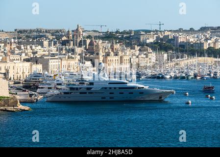 Valletta, Malta - 01 06 2022: Luxusschiff am Hafen mit den Häusern im Hintergrund Stockfoto