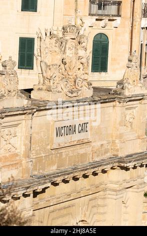 Valletta, Malta - 01 07 2022: Schild und Detail des Victoria-Tores an der Küste Stockfoto