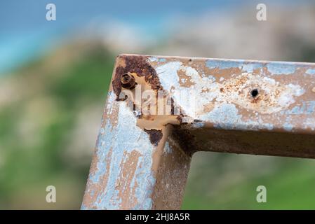 90 Grad Winkel einer abgenutzten rostigen Metallstruktur Stockfoto