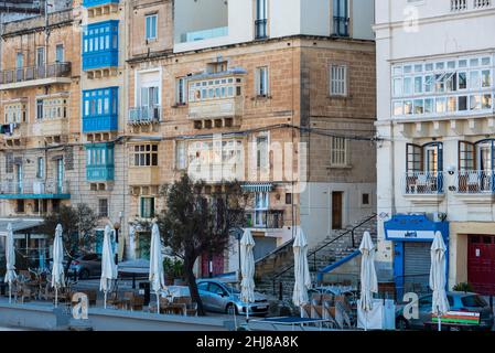 Valletta, Malta - 01 07 2022: Farbenfrohe Restaurants und die Uferpromenade mit Terrassen Stockfoto