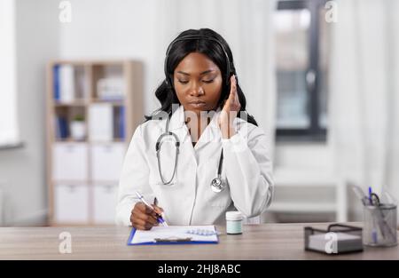 afroamerikanischer Arzt mit Headset im Krankenhaus Stockfoto
