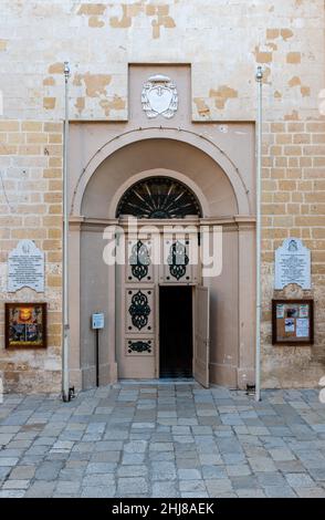 Valletta, Malta - 01 07 2022: Eingang der katholischen Kirche Saint Laurence Stockfoto