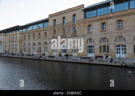 Valletta, Malta - 01 07 2022: Gebäude am Wasser mit Docks Stockfoto