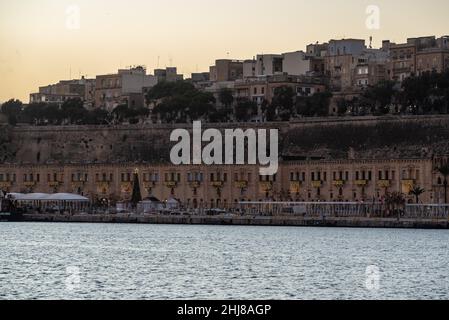 Valletta, Malta - 01 07 2022: Die Küste und Denkmäler während des Sonnenuntergangs Stockfoto