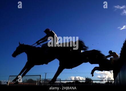 Läufer und Fahrer im Racing TV Einen Monat lang kostenlos Handicap Chase auf der Rennbahn Wetherby. Bilddatum: Donnerstag, 27. Januar 2022. Stockfoto