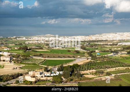 Mdina, Malta - 01 07 2022: Blick über Mosta und die landwirtschaftliche Umgebung, aufgenommen von der Festung Mdina Stockfoto