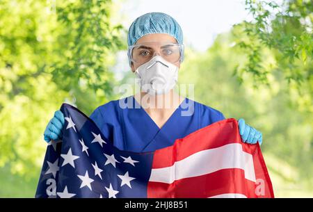 Arzt mit Brille und Maske mit Flagge amerikas Stockfoto