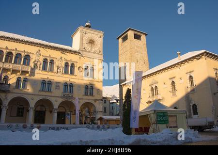 Belluno, Italien – 11. Dez. bis 2021. Schnee auf der historischen Piazza Duomo in der norditalienischen Stadt Belluno, Region Venetien. Auf dem Platz befindet sich eine temporäre Eislaufbahn Stockfoto