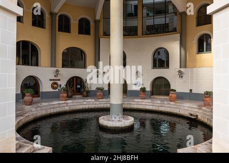 Saint Julian, Malta - 01 07 2022: Dekorierter Pool mit Bögen und einem zentralen pilar an der Portomaso Privatbucht Stockfoto