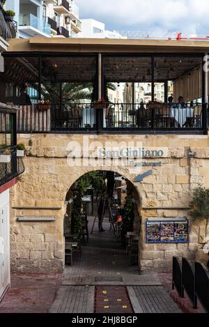 Saint Julian, Malta - 01 07 2022: Fassade des Restaurants Saint Julian Stockfoto