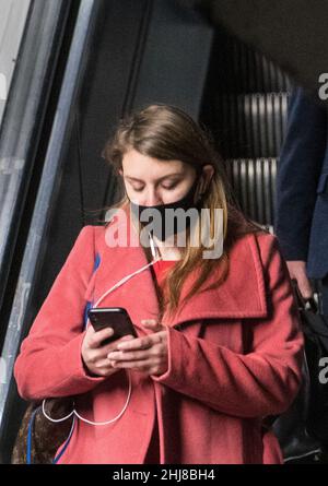 Foto vom 27/01/22 von Pendlern in der Londoner U-Bahn. Die britische Wettbewerbsaufsicht hat eine Untersuchung zum Musik-Streaming gestartet, wie sie angekündigt hat. Ausgabedatum: Freitag, 28. Januar 2022. Stockfoto