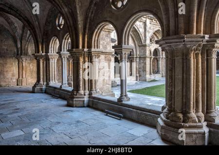 Der Anfang des 13. Jahrhunderts erbaute Kreuzgang in der Sé Velha (Alte Kathedrale), Coimbra, Portugal, wurde so gebaut, wie der romanische Stil in Gotik überging Stockfoto