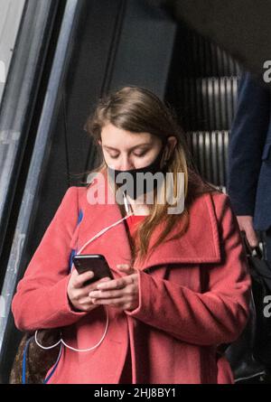 Foto vom 27/01/22 von Pendlern in der Londoner U-Bahn. Die britische Wettbewerbsaufsicht hat eine Untersuchung zum Musik-Streaming gestartet, wie sie angekündigt hat. Ausgabedatum: Donnerstag, 27. Januar 2022. Stockfoto