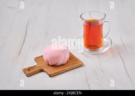 Süßes Dessert Mochi mit Erdbeere mit Früchtetee Stockfoto