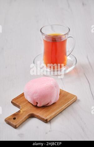 Süßes Dessert Mochi mit Erdbeere mit Früchtetee Stockfoto