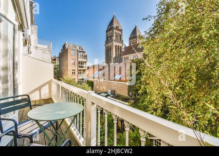 Gemütlicher langer, enger Balkon mit kleinem Tisch und Stühlen Stockfoto