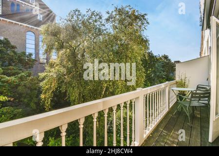 Gemütlicher langer, enger Balkon mit kleinem Tisch und Stühlen Stockfoto