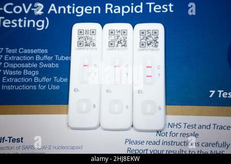 Zwei positive Ergebnisse und ein einziges negatives Testergebnis. Drei Lateral Flow Test / LFT / LFD / Lateral Flow Devices Kits / Device Kit, von denen zwei während der Antigenhome-Tests in London positiv (mit zwei roten Linien) auf COVID 19-Virus-Coronavirus getestet wurden. VEREINIGTES KÖNIGREICH. Um positiv zu erscheinen, werden zwei rote Linien angezeigt. Ein Test zeigt, dass die positive Linie schwach/schwach ist. Der dritte Test, der nur eine Zeile zeigt, ist ein negativer Test. Der Test (durch Flowfex hergestellt in China) hat Virus in der Probe Nasenabstrich aus der Nase gefunden. (128) Stockfoto