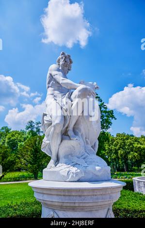 Potsdam, 3. Juli 2021: Blick auf einen Teil des Parks vom Schloss Sanssouci aus dem 18th. Jahrhundert. Stockfoto