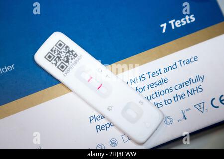 Lateral-Flow-Test / LFT / LFD / Lateral-Flow-Device-Kit, das während des Antigen-Hometests in London positiv (mit zwei roten Linien) auf COVID 19-Virus-Coronavirus getestet wurde. VEREINIGTES KÖNIGREICH. Der Test (durch Flowfex hergestellt in China) hat Virus in der Probe Nasenabstrich aus der Nase gefunden. (128) Stockfoto