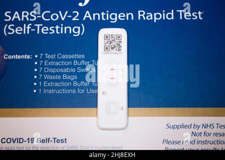 Lateral-Flow-Test / LFT / LFD / Lateral-Flow-Device-Kit, das während des Antigen-Hometests in London positiv (mit zwei roten Linien) auf COVID 19-Virus-Coronavirus getestet wurde. VEREINIGTES KÖNIGREICH. Der Test (durch Flowfex hergestellt in China) hat Virus in der Probe Nasenabstrich aus der Nase gefunden. (128) Stockfoto