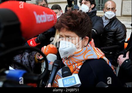 Teresa Bellanova Senatorin der Italienischen Republik, außerhalb des Montecitorio, während der Wahlen zum neuen Präsidenten der Italienischen Republik in Rom. Napoli, Italien, 26. Januar 2022. (Foto von Vincenzo Izzo/Sipa USA) Stockfoto