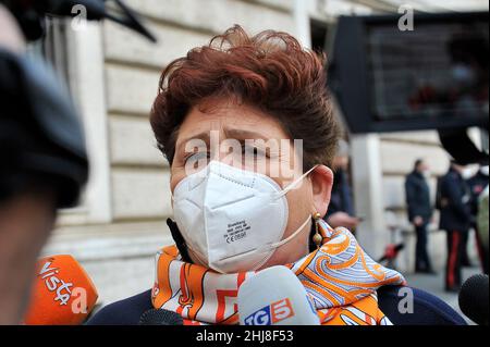 Teresa Bellanova Senatorin der Italienischen Republik, außerhalb des Montecitorio, während der Wahlen zum neuen Präsidenten der Italienischen Republik in Rom. Napoli, Italien, 26. Januar 2022. (Foto von Vincenzo Izzo/Sipa USA) Stockfoto