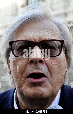 Roma, Italien. 27th Januar 2022. Vittorio Sgarbi Bürgermeister von Sutri, außerhalb des Montecitorio, während der Wahlen zum neuen Präsidenten der Italienischen Republik in Rom. Napoli, Italien, 26. Januar 2022. (Foto von Vincenzo Izzo/Sipa USA) Quelle: SIPA USA/Alamy Live News Stockfoto