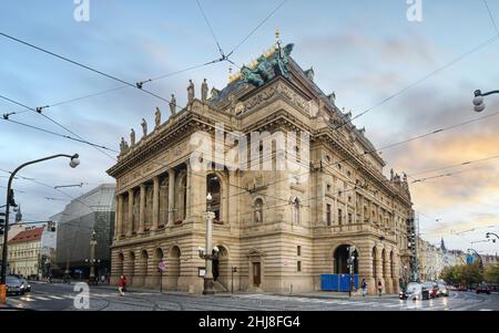 Nationaltheater von der Legionbrücke. Bekannt als alma Mater der tschechischen Oper und als Nationaldenkmal in Prag, Tschechische Republik Stockfoto