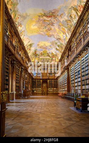 Prag, Tschechische Republik. Bibliothek des Klosters Strahov (Strahovsky Klaster) Innenraum. Eine der schönsten Bibliotheken der Welt Stockfoto