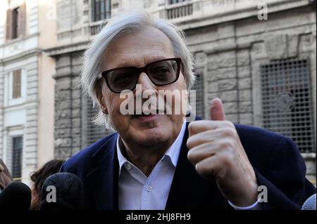 Roma, Italien. 27th Januar 2022. Vittorio Sgarbi Bürgermeister von Sutri, außerhalb des Montecitorio, während der Wahlen zum neuen Präsidenten der Italienischen Republik in Rom. Napoli, Italien, 26. Januar 2022. (Foto von Vincenzo Izzo/Sipa USA) Quelle: SIPA USA/Alamy Live News Stockfoto