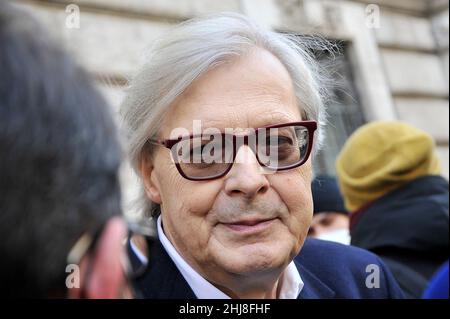 Roma, Italien. 27th Januar 2022. Vittorio Sgarbi Bürgermeister von Sutri, außerhalb des Montecitorio, während der Wahlen zum neuen Präsidenten der Italienischen Republik in Rom. Napoli, Italien, 26. Januar 2022. (Foto von Vincenzo Izzo/Sipa USA) Quelle: SIPA USA/Alamy Live News Stockfoto