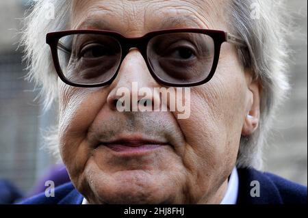 Roma, Italien. 27th Januar 2022. Vittorio Sgarbi Bürgermeister von Sutri, außerhalb des Montecitorio, während der Wahlen zum neuen Präsidenten der Italienischen Republik in Rom. Napoli, Italien, 26. Januar 2022. (Foto von Vincenzo Izzo/Sipa USA) Quelle: SIPA USA/Alamy Live News Stockfoto