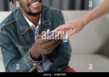 Interracial paar zarte Hände berühren. afroamerikanischer hübscher Mann mit weißer Frauenhand. Interracial Liebe Konzept. Liebeskonzept. Nahaufnahme.
