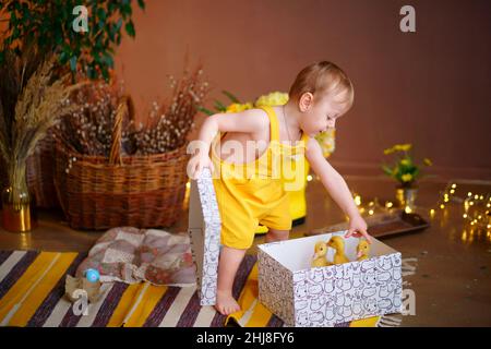 Baby zu ostern, Schachtel mit Gänsen Stockfoto