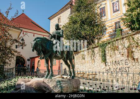 Zagreb, Kroatien, Republika Hrvatska, Europa. St. George slains the Dragon, Reiterstatue in Bronze in Radiceva Ulica. Stockfoto