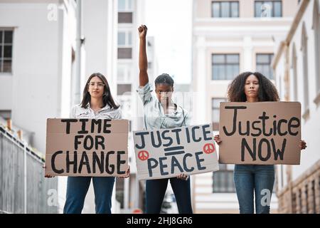 Also lasst uns weitermachen. Aufnahme von Frauen, die in der Stadt protestieren. Stockfoto