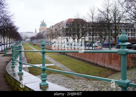 26. Januar 2022, Brandenburg, Potsdam: Der Stadtkanal vor der Kulisse der Nikolaikirche am Alten Markt. Der etwa 1800 Meter lange Kanal wurde 1969 gefüllt. Dank des Engagements des Fördervereins zur Wiedererstellung des Stadtkanals in Potsdam e.V. wurde die erste Sektion anlässlich der Bundesgartenschau 2001 wieder eröffnet. Interessierte Parteien können sich ihre Namen als Mitbauer in die gusseisernen Geländerpfosten einschreiben lassen. Die Restaurierung weiterer Abschnitte des Kanals, die 1969 ausgefüllt wurden, wird derzeit diskutiert. Foto: Soeren Sache/dpa-Ze Stockfoto