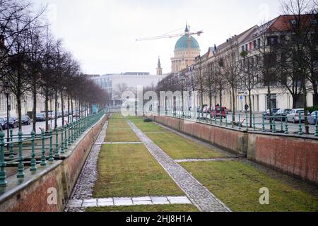 26. Januar 2022, Brandenburg, Potsdam: Der Stadtkanal vor der Kulisse der Nikolaikirche am Alten Markt. Der etwa 1800 Meter lange Kanal wurde 1969 gefüllt. Dank des Engagements des Fördervereins zur Wiedererstellung des Stadtkanals in Potsdam e.V. wurde die erste Sektion anlässlich der Bundesgartenschau 2001 wieder eröffnet. Interessierte Parteien können sich ihre Namen als Mitbauer in die gusseisernen Geländerpfosten einschreiben lassen. Die Restaurierung weiterer Abschnitte des Kanals, die 1969 ausgefüllt wurden, wird derzeit diskutiert. Foto: Soeren Sache/dpa-Ze Stockfoto