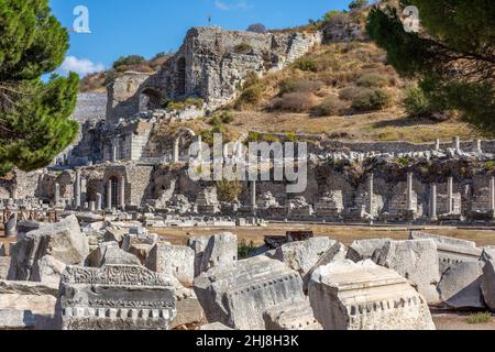 Leere Ansicht der antiken Stadtstraße und Ruinen von Ephesus in Selcuk in der Provinz Izmir, Türkei am 22. Oktober 2021. Stockfoto