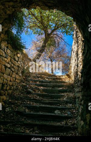 Leere Ansicht der antiken Stadtstraße und Ruinen von Ephesus in Selcuk in der Provinz Izmir, Türkei am 22. Oktober 2021. Stockfoto